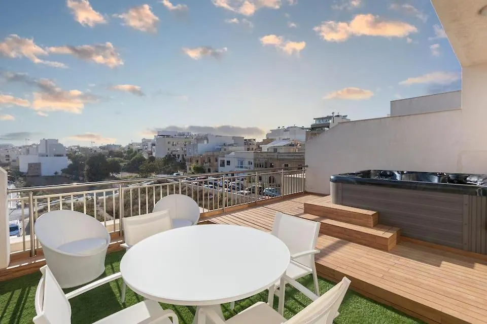 Warmth & Waves Penthouse Apartment Saint Julian's