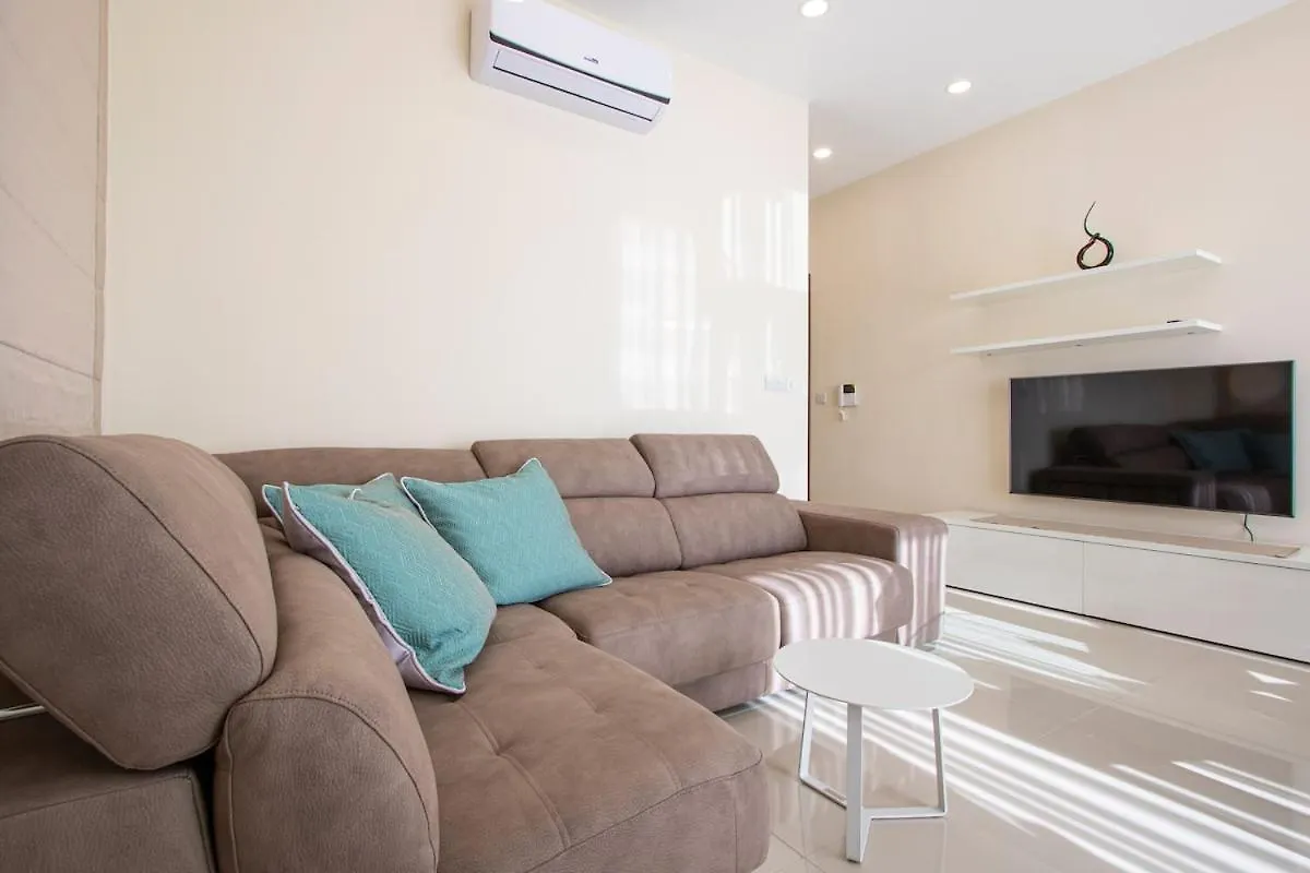 Warmth & Waves Penthouse Apartment Saint Julian's