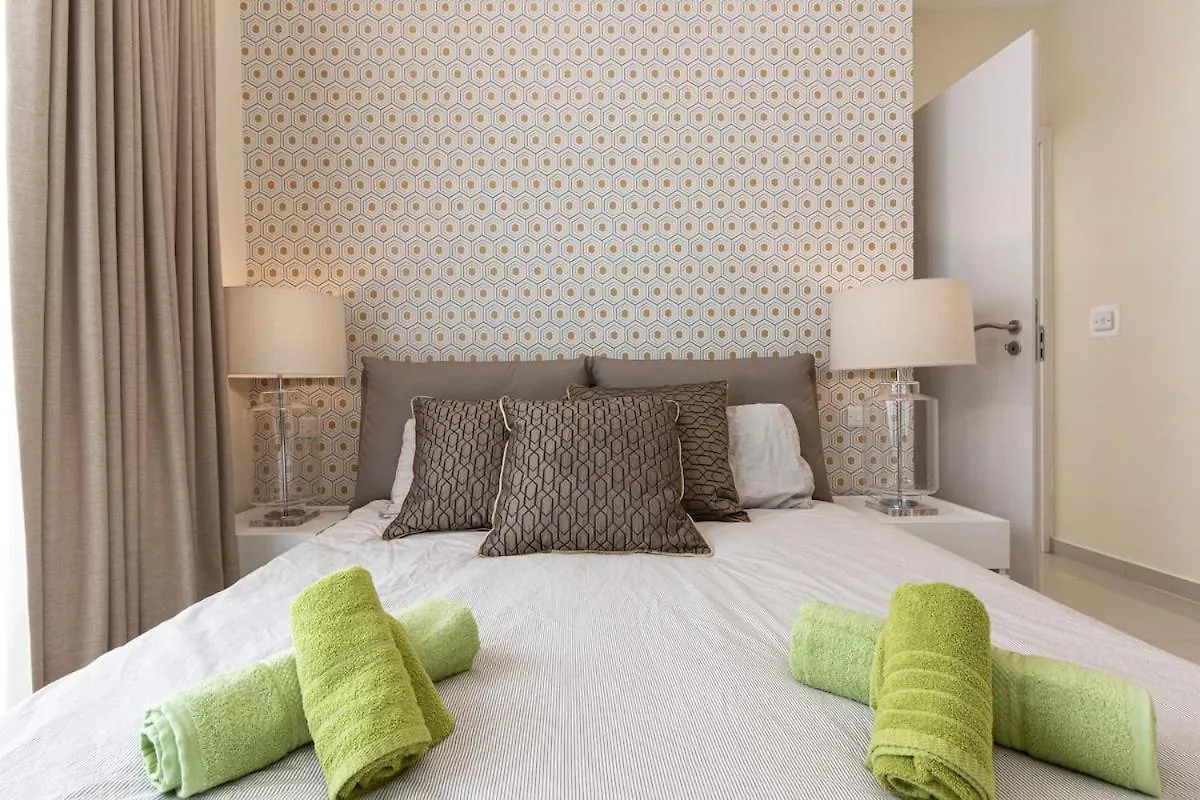 Warmth & Waves Penthouse Apartment Saint Julian's