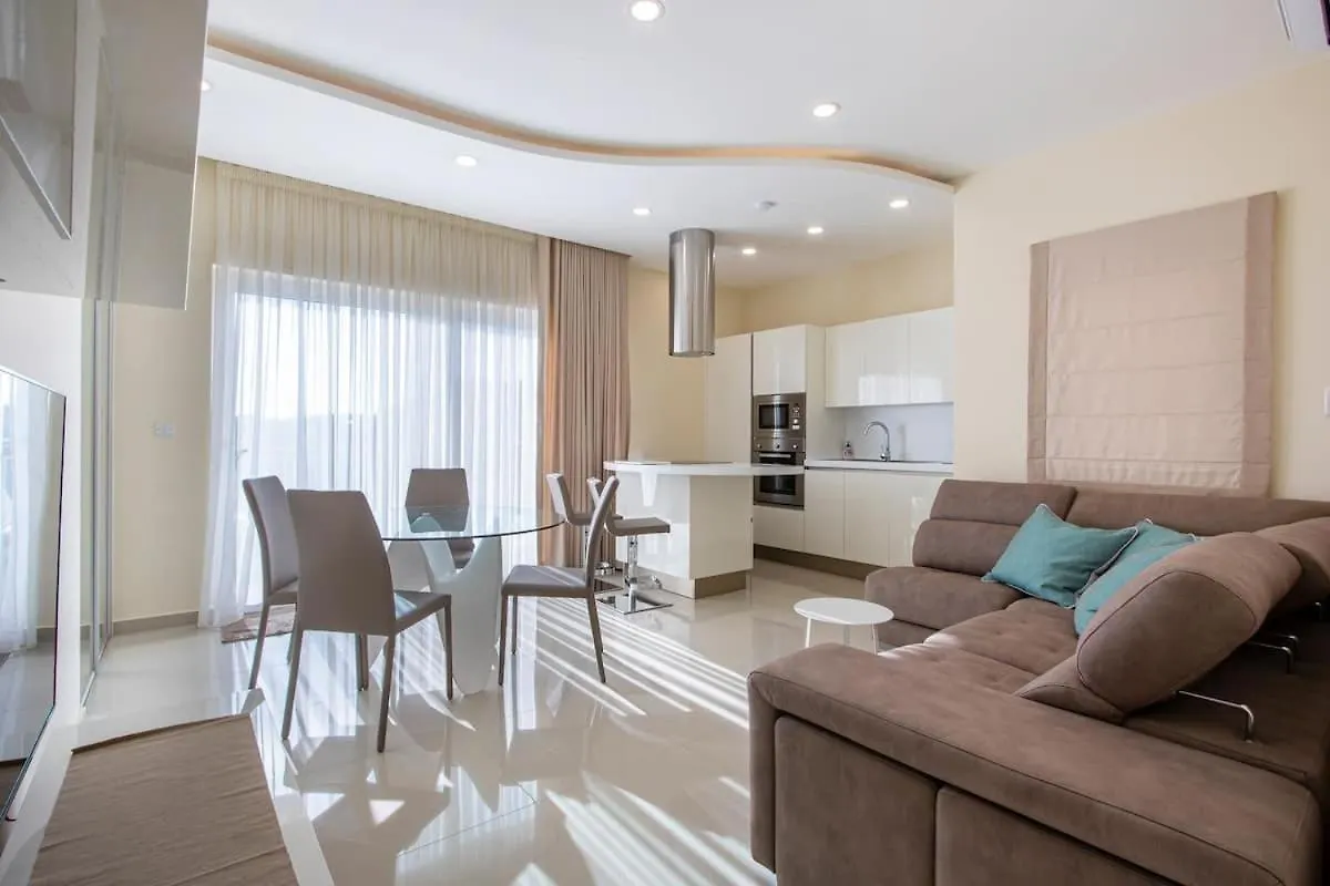 Warmth & Waves Penthouse Apartment Saint Julian's